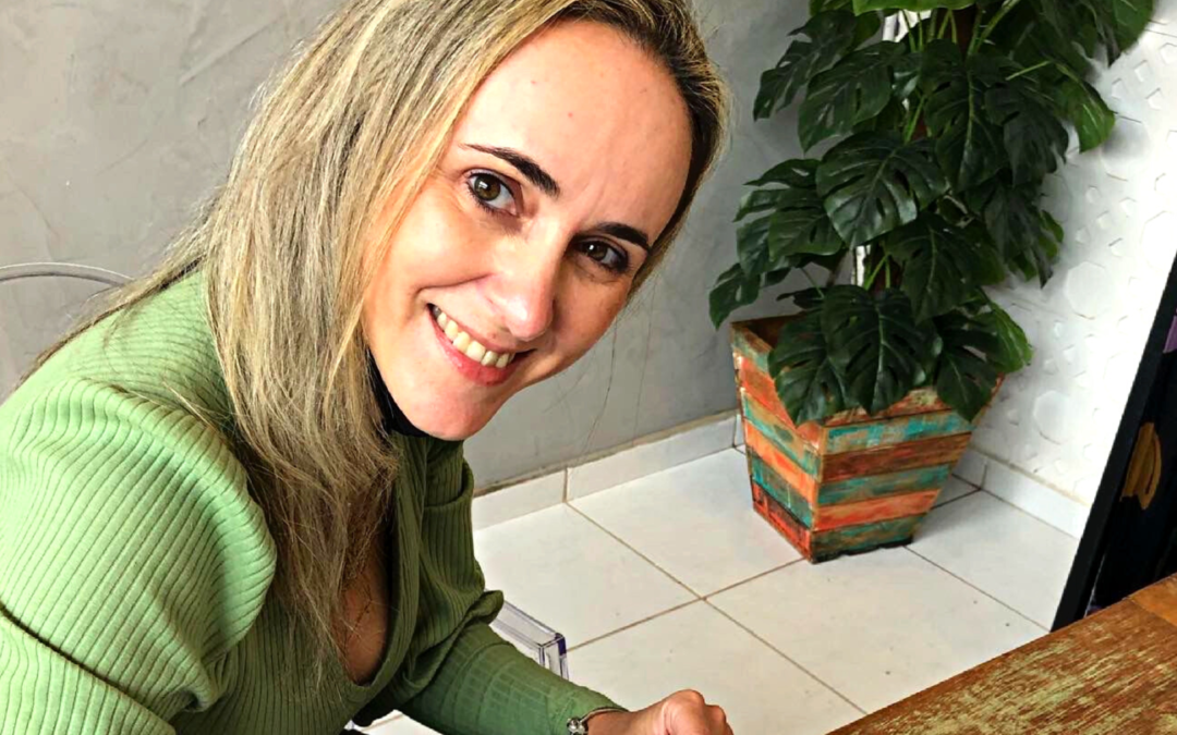 Professora da Rede Municipal de São Carlos LANÇA LIVRO